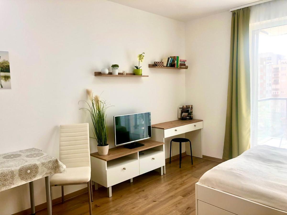Sweet Home Apartman , 30Sqm Studio, Free Private Parking, Mountain View, Balcony, 20 Min From Downtown บูดาเปสต์ ภายนอก รูปภาพ